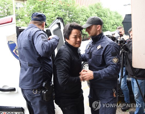 포드고리차 지방법원으로 향하는 권도형