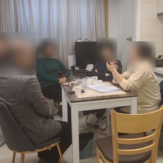 지난 2022년 1월 폰지사기를 벌인 일당이 피해자들을 불러 모아 인터넷 도박 투자에 대해 설명하는 모습. 피해자 제보·부산경찰청 제공