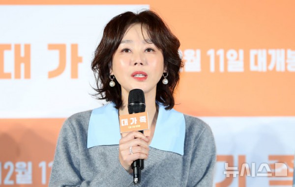 [서울=뉴시스] 김혜진 기자 = 배우 김성령이 12일 오전 서울 광진구 롯데시네마 건대입구에서 열린 영화 