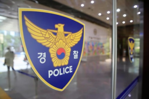 수리를 맡긴 90대 노인의 휴대전화를 이용해 통장에서 돈을 빼가고 대출까지 받은 30대 대리점 여직원이 구속됐다./사진=뉴시스