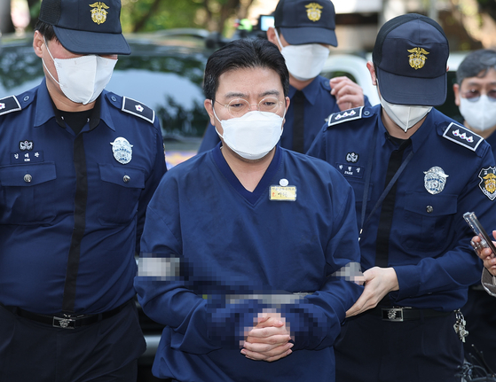 SG(소시에테제네랄)증권발 폭락 사태와 관련해 주가조작을 주도한 의혹을 받는 투자컨설팅업체 H사 라덕연 대표가 2023년 5월 11일 오전 서울남부지방법원에서 열린 구속 전 피의자 심문(영장심사)에 출석하고 있다. 연합뉴스
