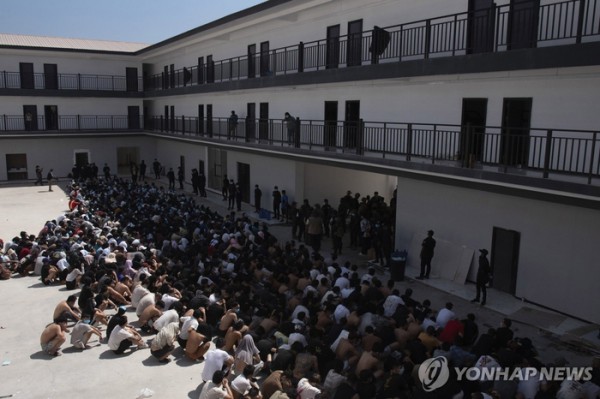 미얀마 사기조직서 풀려난 외국인 노동자들. [AP 연합뉴스]