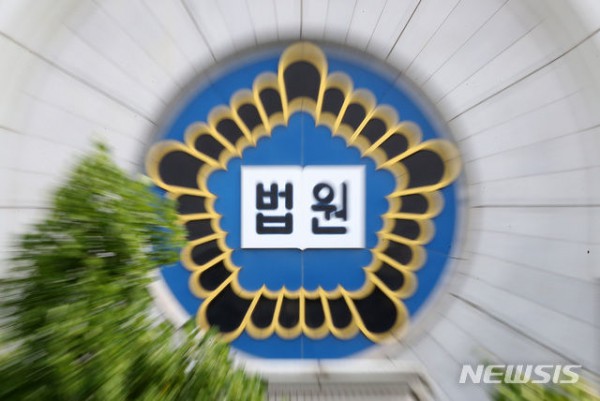 [서울=뉴시스]  1조원대 가상자산(코인) 사기 혐의로 재판받던 코인업체 대표를 법정에서 습격한 혐의를 받는 50대 남성이 1심에 이어 2심에서도 징역 5년을 선고받았다. *재판매 및 DB 금지