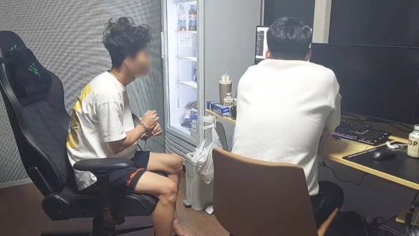 개발자 A씨(왼쪽·29)가 지닌해 11월 강원도 원주에서 검거된 모습. 그는 피싱 조직들을 위한 불법 사이트 64개를 개발, 판매한 혐의를 받는다./사진=서울경찰청 제공