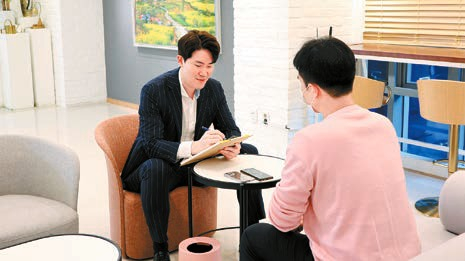 법무법인 휘명 김성욱 변호사(왼쪽)는 “선물투자사기의 경우 자칫 사기 피해뿐 아니라 오히려 도박이용자로 처벌받을 수도 있다”고 경고했다. [사진 법무법인 휘명]
