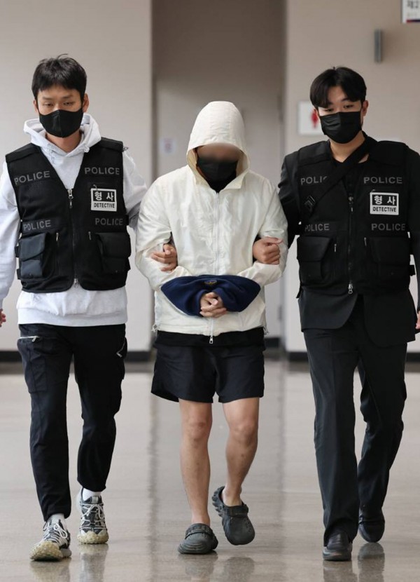 캄보디아 범죄조직에서 구출돼 국내로 송환된 피의자들이 20일 충남 홍성 대전지법 홍성지원에서 구속 전 피의자심문(영장실질심사)을 받기 위해 법정으로 들어서고 있다. 사진=뉴스1