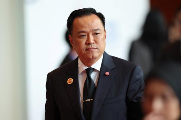 아누틴 찬위라꾼 태국 총리가 26일 아세안 정상회의가 열리는 말레이시아 쿠알라룸푸르에 도착하고 있다. 쿠알라룸푸르=로이터 연합뉴스