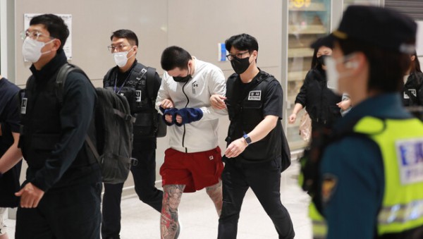 캄보디아에 구금돼 있던 한국인 64명이 지난 18일 오전 인천공항을 통해 송환되고 있다. 이들은 보이스피싱 등 국제 범죄조직에 가담한 혐의를 받고 있다. 공동취재사진