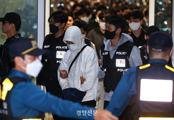 캄보디아에서 범죄에 가담했다가 이민 당국에 구금됐던 한국인 64명이 지난 18일 한국 정부가 마련한 전세기를 타고 인천국제공항을 통해 송환되고 있다. 문재원 기자