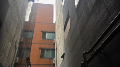 외벽 우수수 떨어져도…이불로 외풍 막아 서러운 전세사기 세입자들