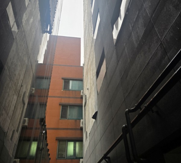 지난해 7월 인천 미추홀구 아파트 외벽이 우르르 떨어져나갔다. 1년이 넘은 이후에도 외벽이 떨어진 상태다. /사진=독자제공
