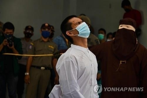 한 남성이 회초리에 맞으며 고통스러워 하고 있다. AFP 연합뉴스 자료사진