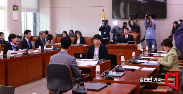 19일 국회에서 열린 법제사법위원회 법안심사소위에서 김용민 위원장이 의사봉을 두드리고 있다. 2025.11.19 김현민 기자