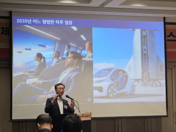 [서울=뉴시스] 박은비 기자 = 최경일 KTsat 전무가 12일 과학기술정보통신부 중앙전파관리소 위성전파감시센터 주최로 열린 제4회 위성전파 및 위성 기술 컨퍼런스에서 