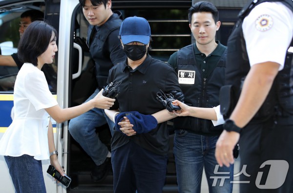 가상자산 예치업체 하루인베스트 대표에게 법정에서 흉기를 휘두른 혐의로 체포된 50대 남성 A씨가 30일 오전 서울 양천구 서울남부지방법원에서 열린 구속 전 피의자 심문&amp;#40;영장실질심사&amp;#41;에 출석하고 있다. A씨는 &amp;#39;1조 원대 코인 출금 중단&amp;#39; 사건으로 손실을 본 투자자였던 것으로 알려졌다. 2024.8.30/뉴스1 ⓒ News1 오대일 기자