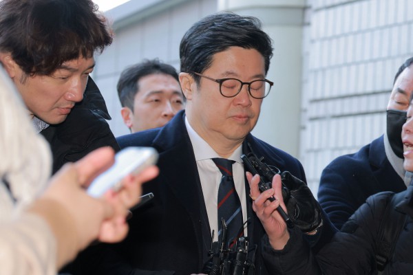 ‘홈플러스 사태’와 관련해 1000억원대 사기 혐의를 받는 김병주 MBK파트너스 회장이 영장심사를 위해 13일 오전 서울 서초구 서울중앙지법에 들어서고 있다. 이상섭 기자