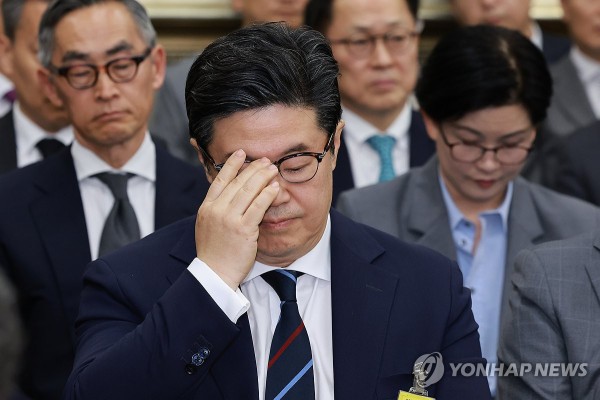 국정감사 증인 출석한 김병주 회장