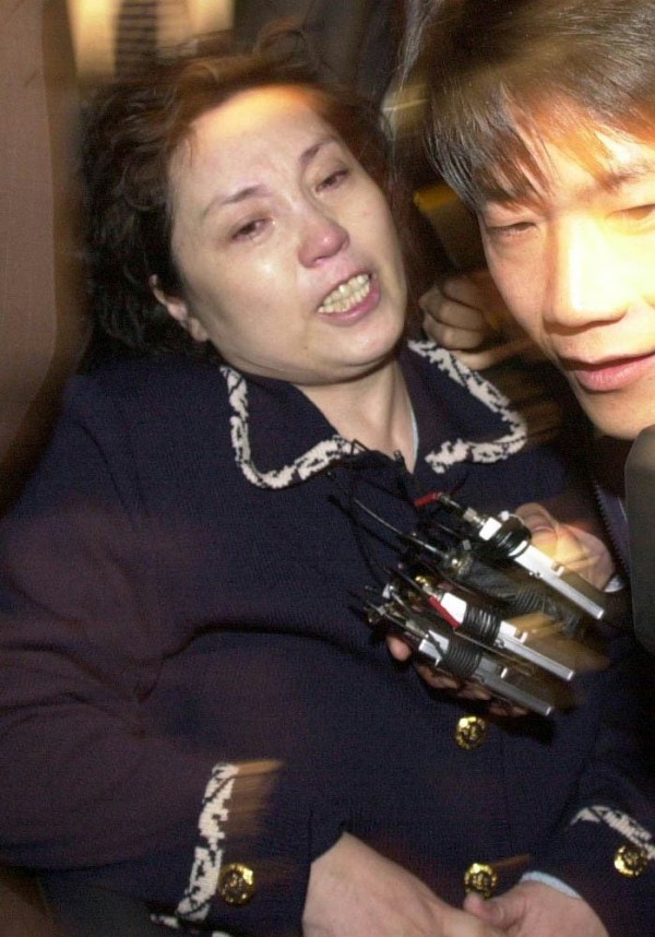 구권화폐 사기 사건으로 구속 수감된 장영자씨가 2000년 5월19일 서울지검 서부지원에서 호송차에 오르기 직전 자신도 피해자라고 항변하고 있다. /조선일보 DB