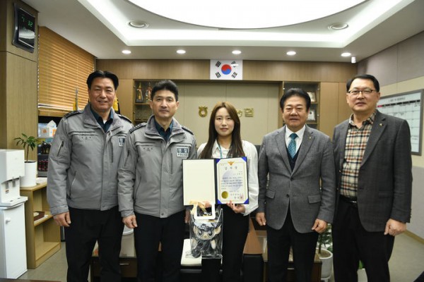 [당진=뉴시스] 장성윤(왼쪽 두번째) 충남 당진경찰서장이 29일 석문농협 본점을 찾아 지난 26일 투자리딩방 사기 피해를 막은 전혜진(가운데) 계장에게 감사장과 격려품을 건넨 뒤 일행 등과 함께 기념 사진을 찍고 있다. (싸진=당진경찰서 제공) 2026.01.29. photo@newsis.com *재판매 및 DB 금지