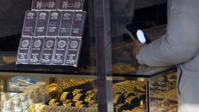 경찰, '28억 사기 혐의' 금은방 직원 구속송치